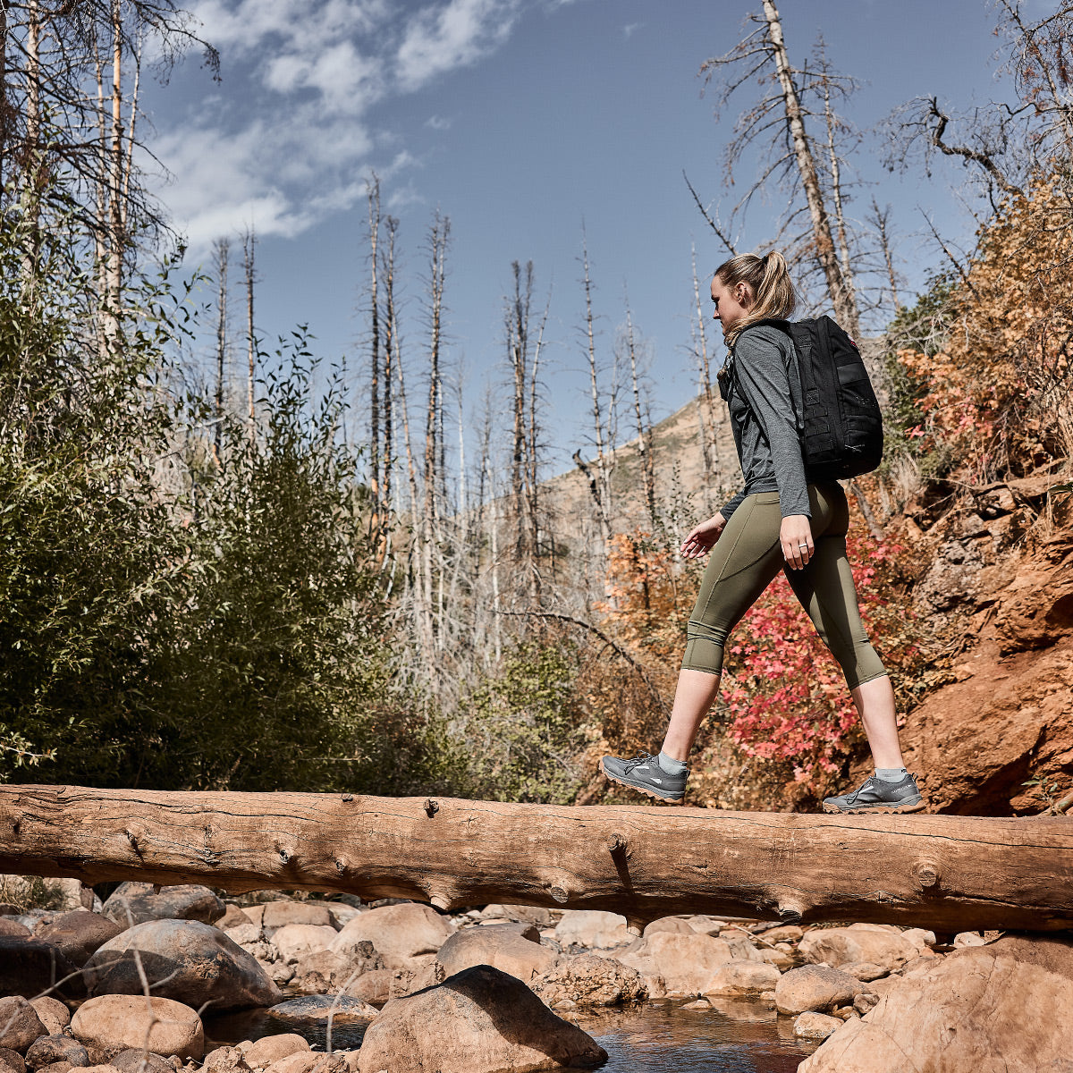 Woman hiking in Cropped Training Leggings Pocket Ranger Green