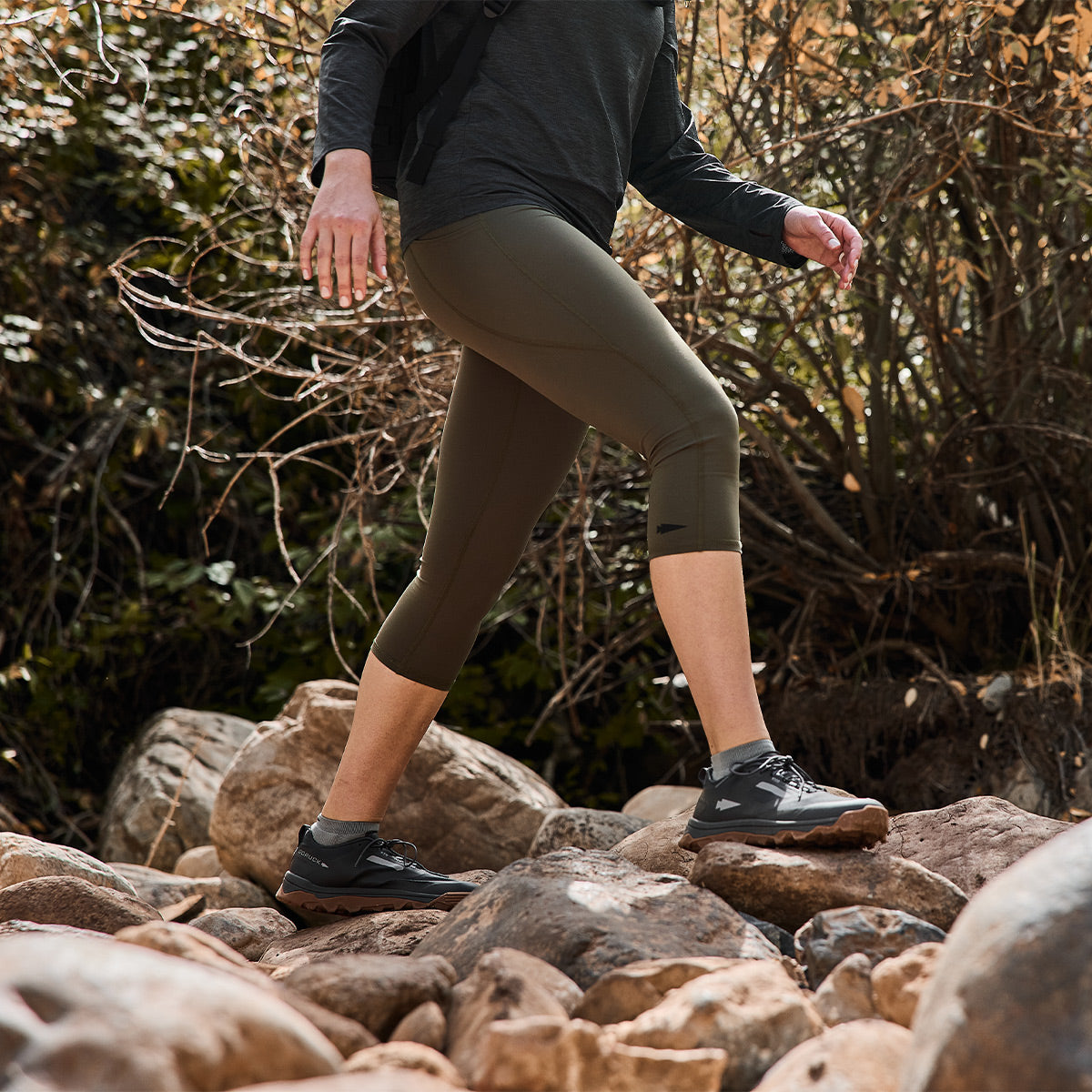 Woman hiking in Cropped Training Leggings Pocket Ranger Green