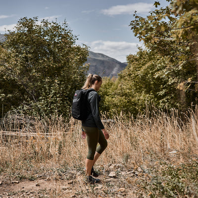 Woman hiking in Cropped Training Leggings Pocket Ranger Green