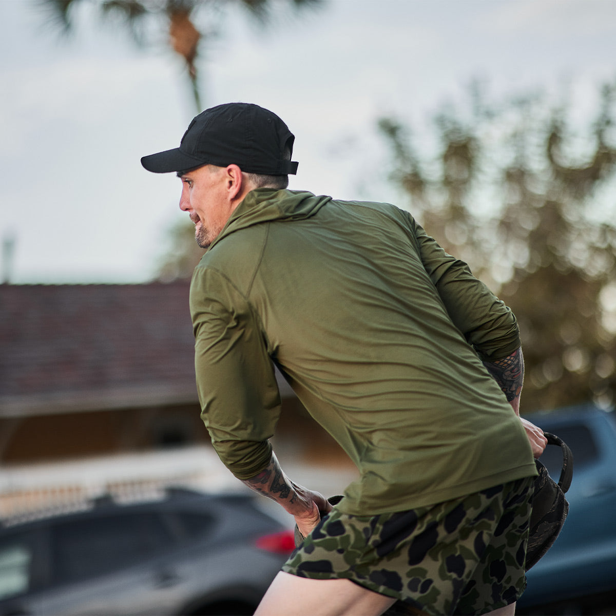 Man working out in Men's Sun Hoodie - ToughMesh in Ranger Green